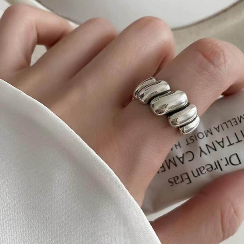 Fashion Vintage Unique Circle Motif Ring Melted Texture Detail For Women Gold Color Texture Temperament Jewelry Gift