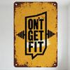 Vintage Fitness Metallplåtskylt 'Bli inte fit' med Hantlar Rustik Väggdekor för Gym Hem Man Cave Bar Dekorativ Plakett