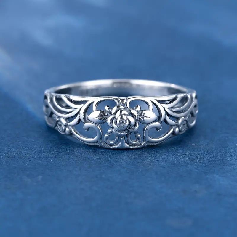 A Delicate Hollowed-out Rose Patterned Ring, Exuding A Romantic and Beautiful Charm. A Romantic Token of Love.