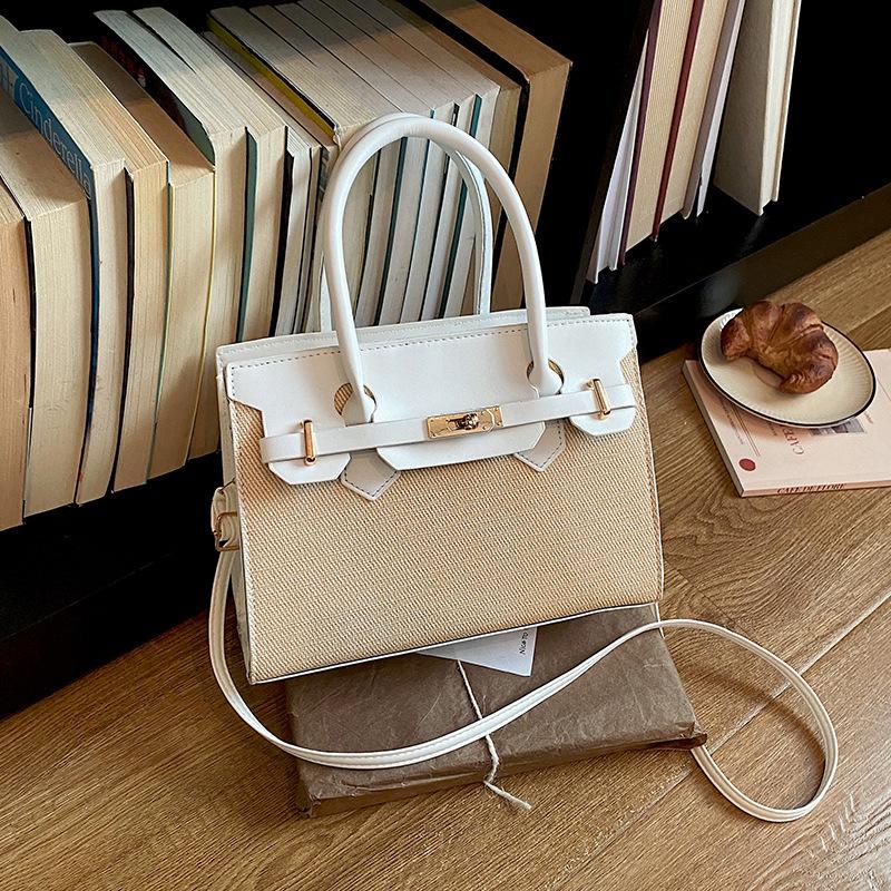 Small-scale Minimalist Handbag with A Slouching Design, Elegant Women's Bag for Carrying On The Shoulder.