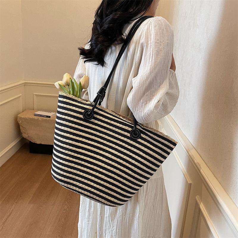 New Handmade Straw Women's Bag Shoulder Woven Tote Versatile Niche Fashion Large-capacity Bucket Bag