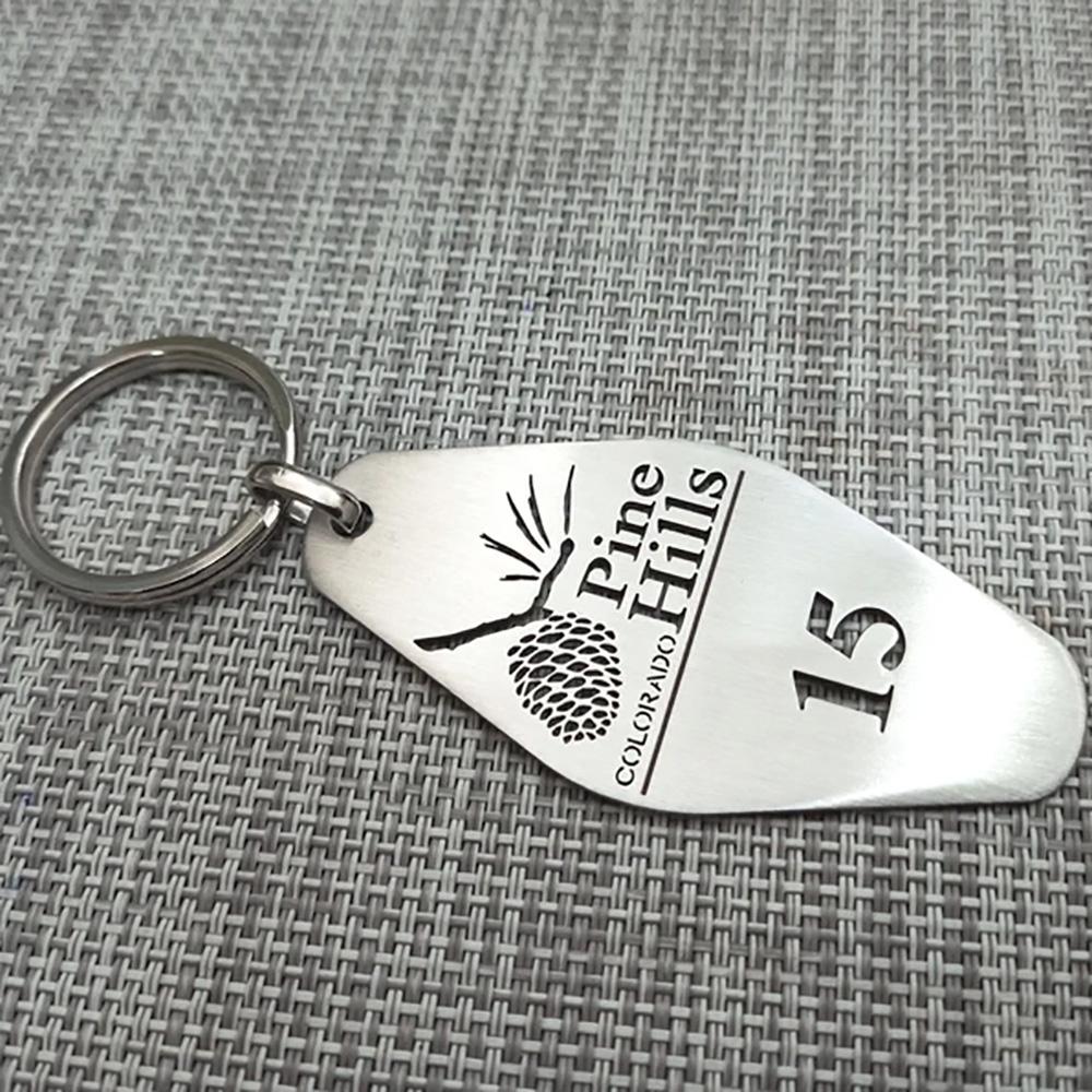 Individueller Metall-Schlüsselanhänger für Hotels, personalisierter digitaler hohler Edelstahl-Schlüsselanhänger, Schmuck, Neu