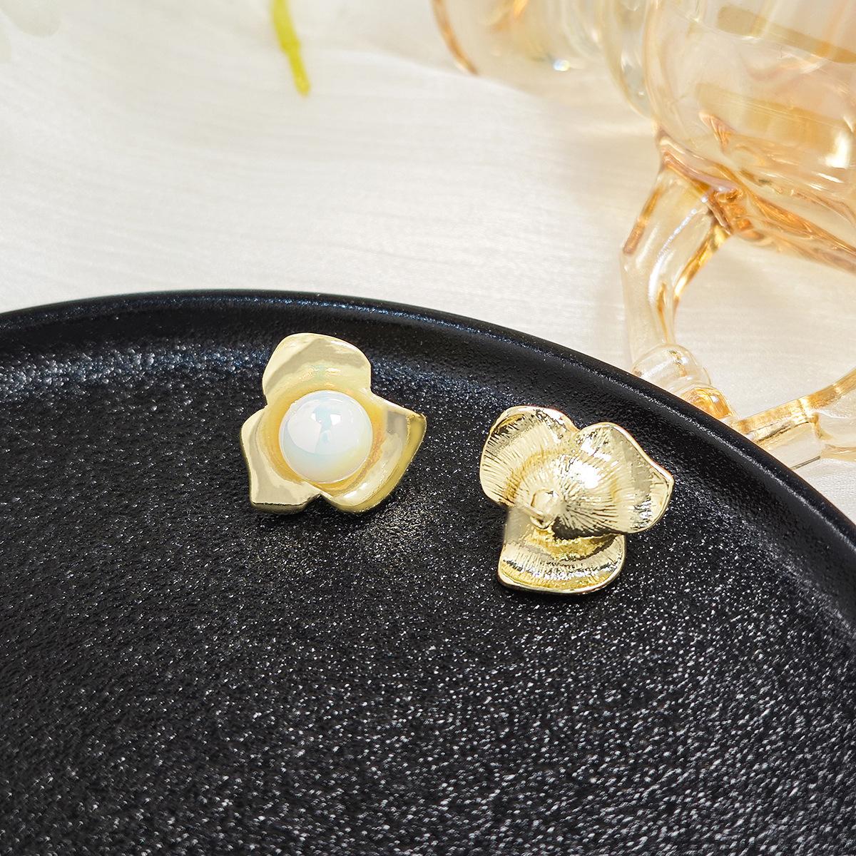 

Вишукані сережки з океанічними квітами з розкішним дизайном і чарівним виглядом золотий