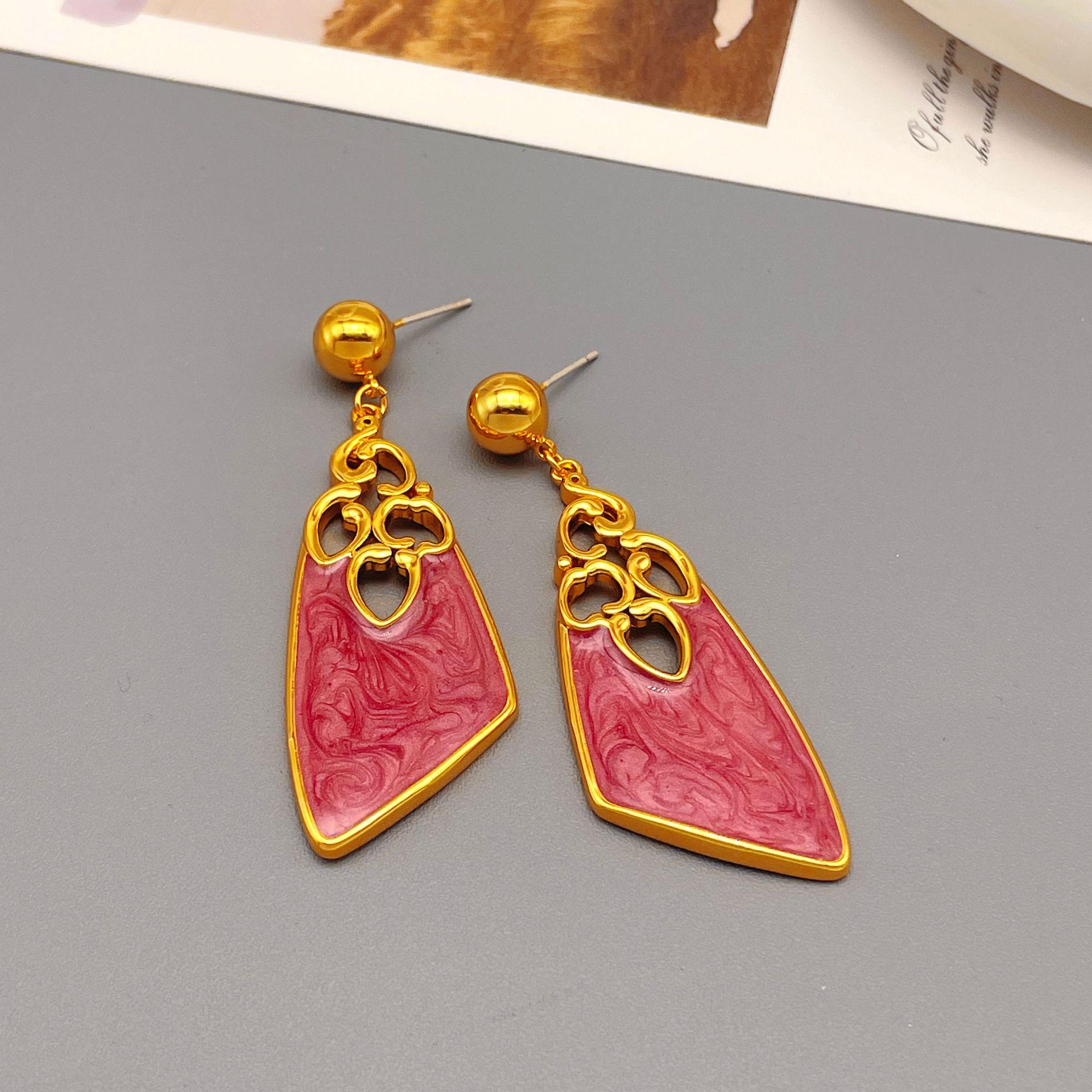 

Винтажные эмалевые серьги-подвески в европейском и американском придворном стиле: Высокая мода с яркой индивидуальностью