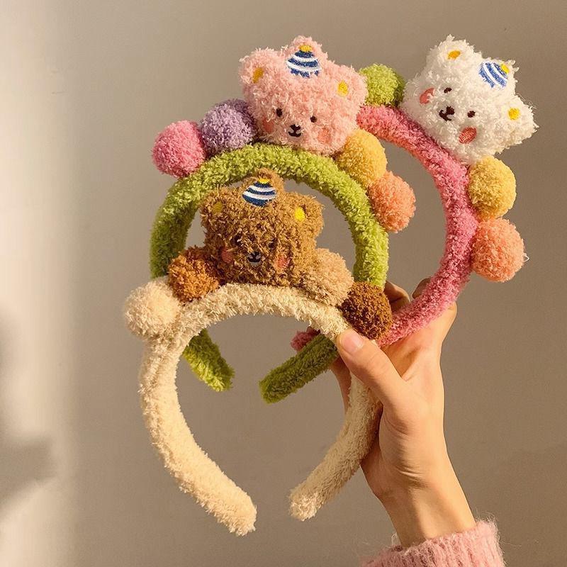 Plush Cartoon Bear Headband: Perfect for Autumn/Winter Skincare, Versatile Outings, and Effortless Style.