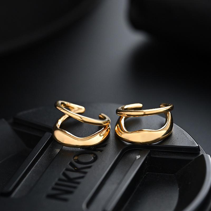 High-End No-Piercing Ear Cuff: Light Luxury Earrings with Simple, Elegant Design.