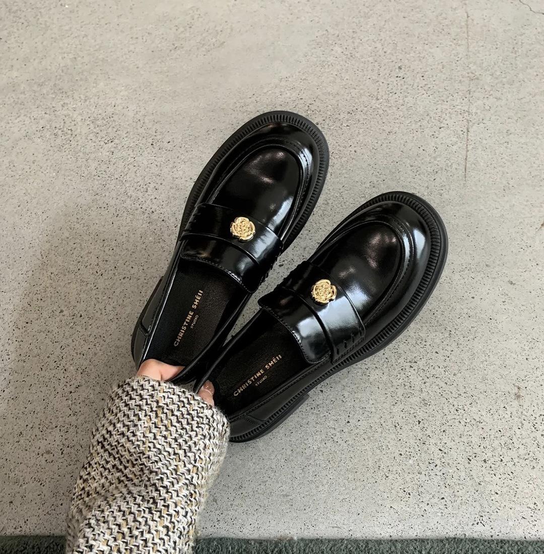 

Версия из коровьей кожи~ Ленивые лоферы женские туфли-одиночки камелия любовь маленькая золотая монетка пряжка толстая подошва кожаные маленькие кожаные туфли осень и зима 40 чёрный