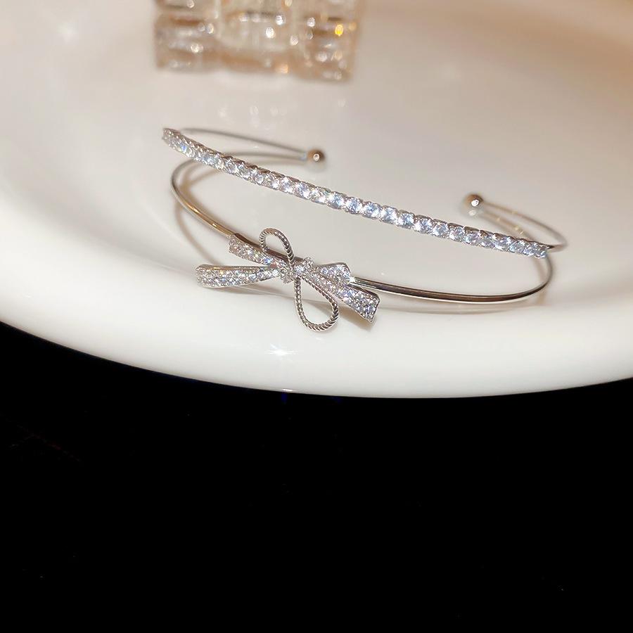 Elegant Geometric Rhinestone Zircon Buckle Bracelet: A Versatile and Luxurious Accessory for Women