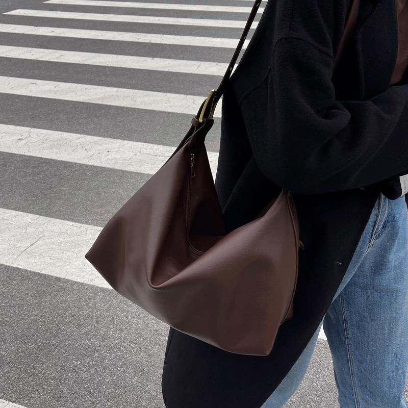 Premium sense of simplicity and large capacity solid color underarm tote bag women's bag 2025 new autumn and winter casual shoulder oblique span bag