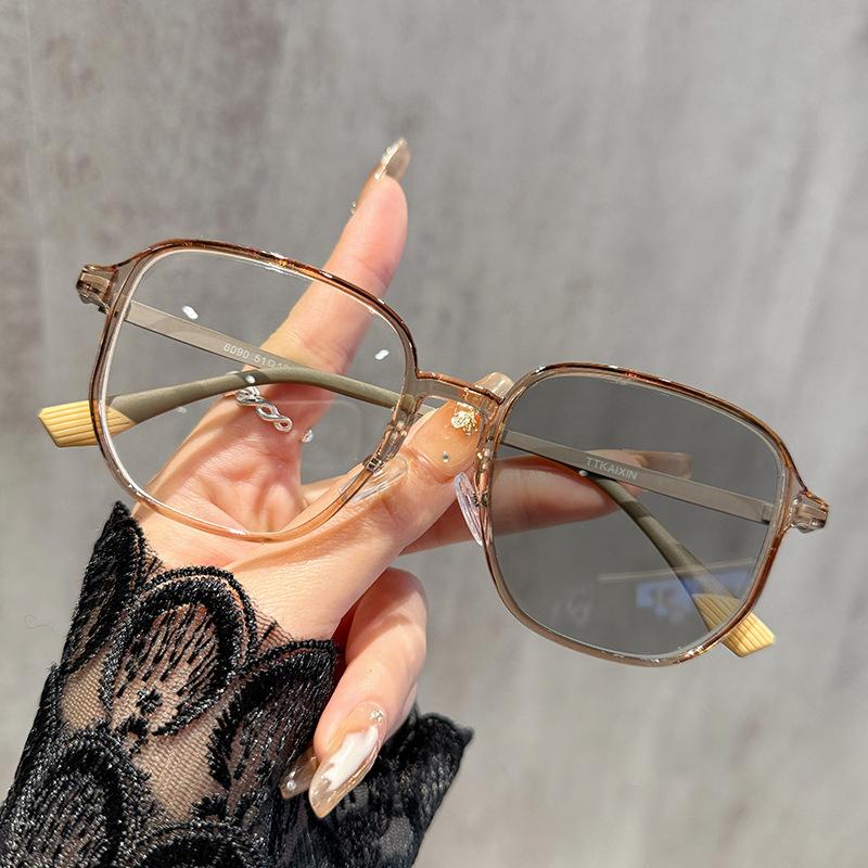 Photo-Sensitive Color-Changing Anti-Blue-Light  Ultra-Light Trendy Large-Frame Near-Sighted Glasses 6090