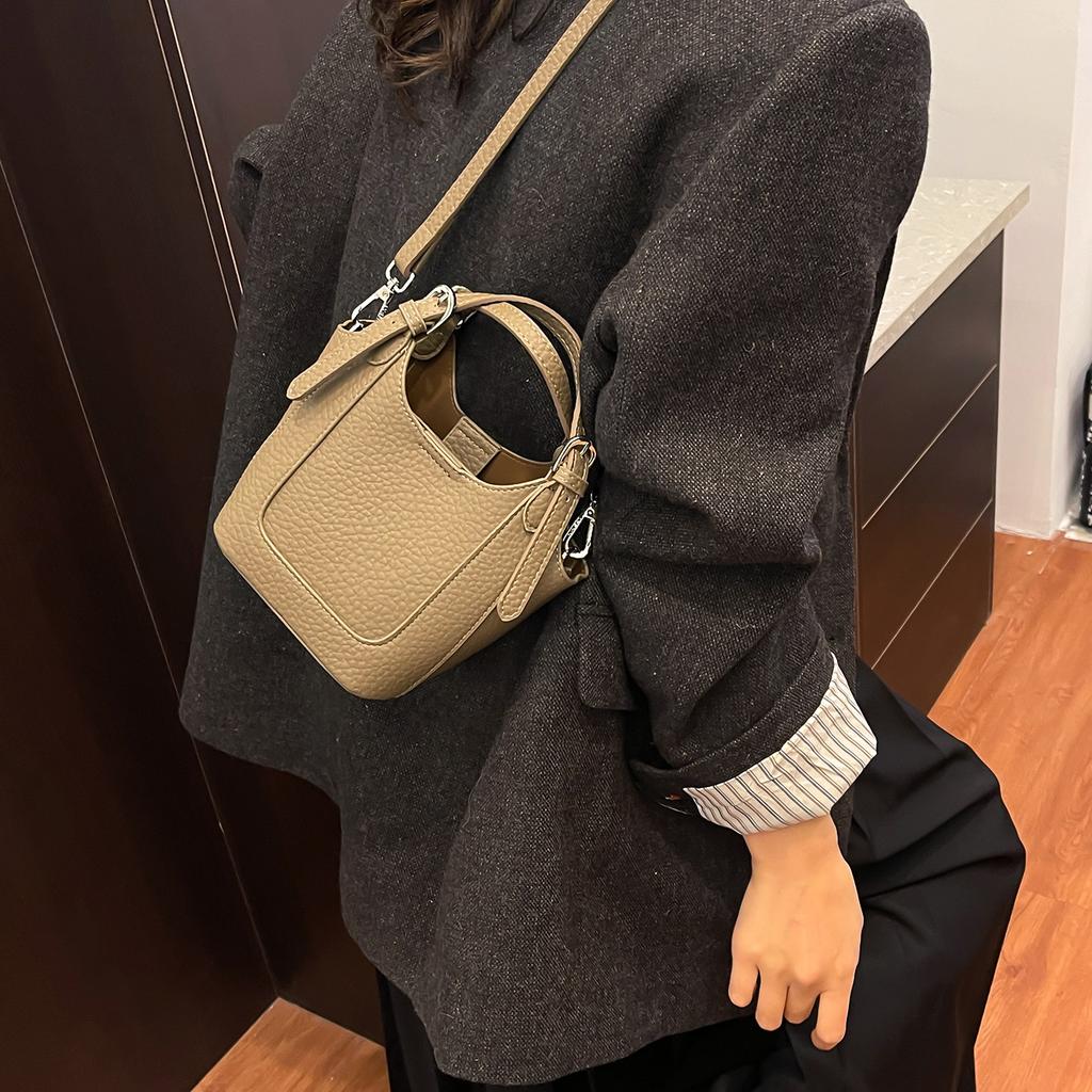 Fashion hand bucket bag women 2025 new Korean version simple shoulder bag niche texture messenger bag one piece delivery