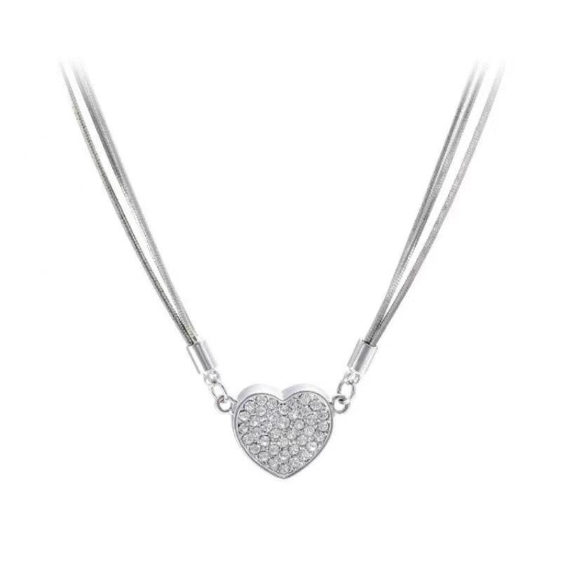 

Инкрустированное бриллиантами магнитное ожерелье с любовью, многослойная цепочка из змеиной кости, магнит, женский нишевый темперамент, высококачественный легкий роскошный кулон в форме сердца