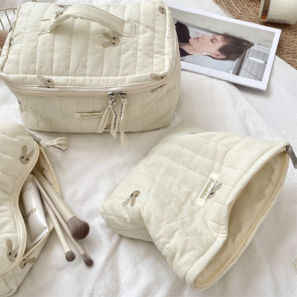 Sac de Rangement Matelassé Lapin Brodé Doux et Mignon - Grande Capacité Sac à Maquillage et Papeterie Étudiante
