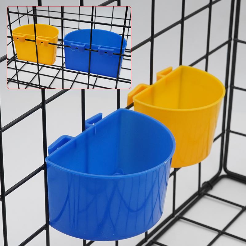 5Pz Tazza di Plastica Mangiatoia per Uccelli Domestici Ciotola Cibo Acqua Pappagallo Ciotola Alimentazione a Sospensione Mangiatoia a Canale Tazza Anti-schizzi Mangiatoia Gabbia Piccioni Forniture