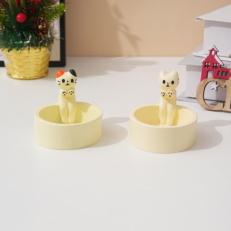 Creative Cat Candlestick: Cartoon Kitten Bonfire Aromatherapy Candle for Desktop Decor