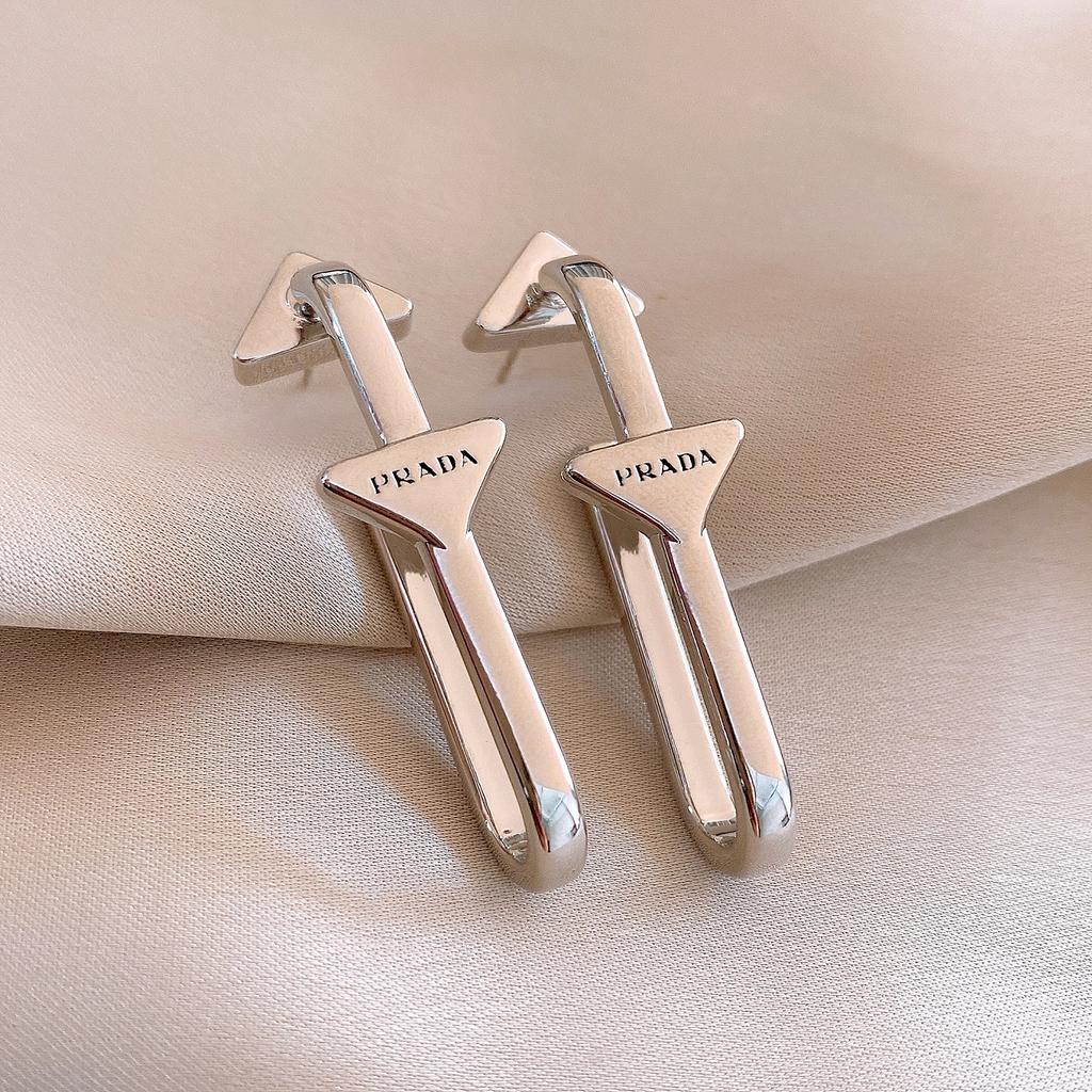 Galvanisierte Silbernadel U-förmige Buchstabe Dreieckige Ohrringe, Steckerohrringe, Temperament-Ohrringe, Nischen-Design-Gefühl