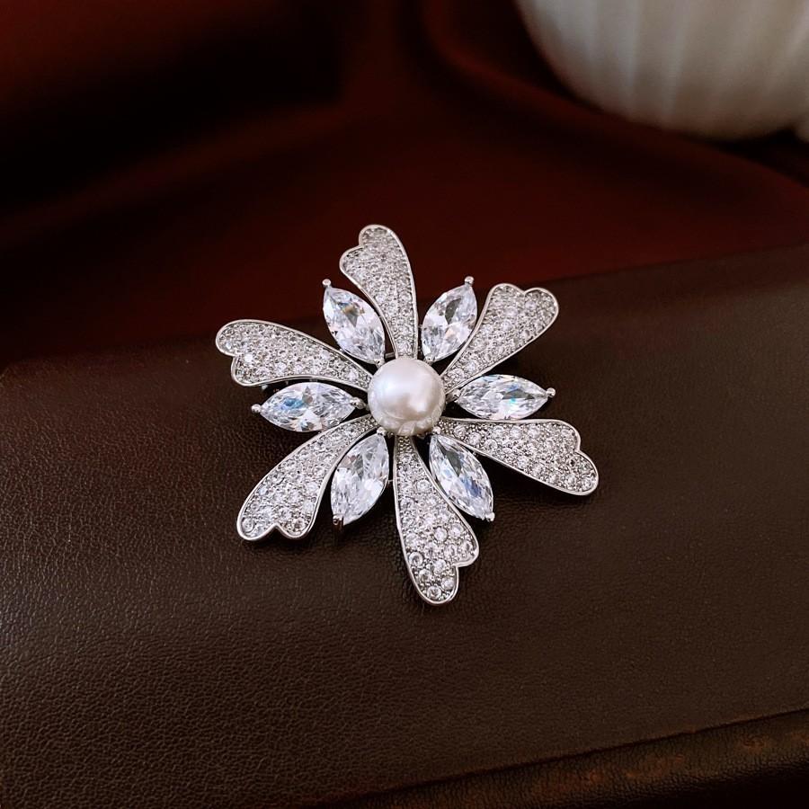 Średniowieczna Vintage Broszka z Kontrastującą Pszczołą Inkrustowana Diamentami Retro Lekki Luksus High-endowa Korsaż Wykwintne Wszechstronne Dodatki Kobiety