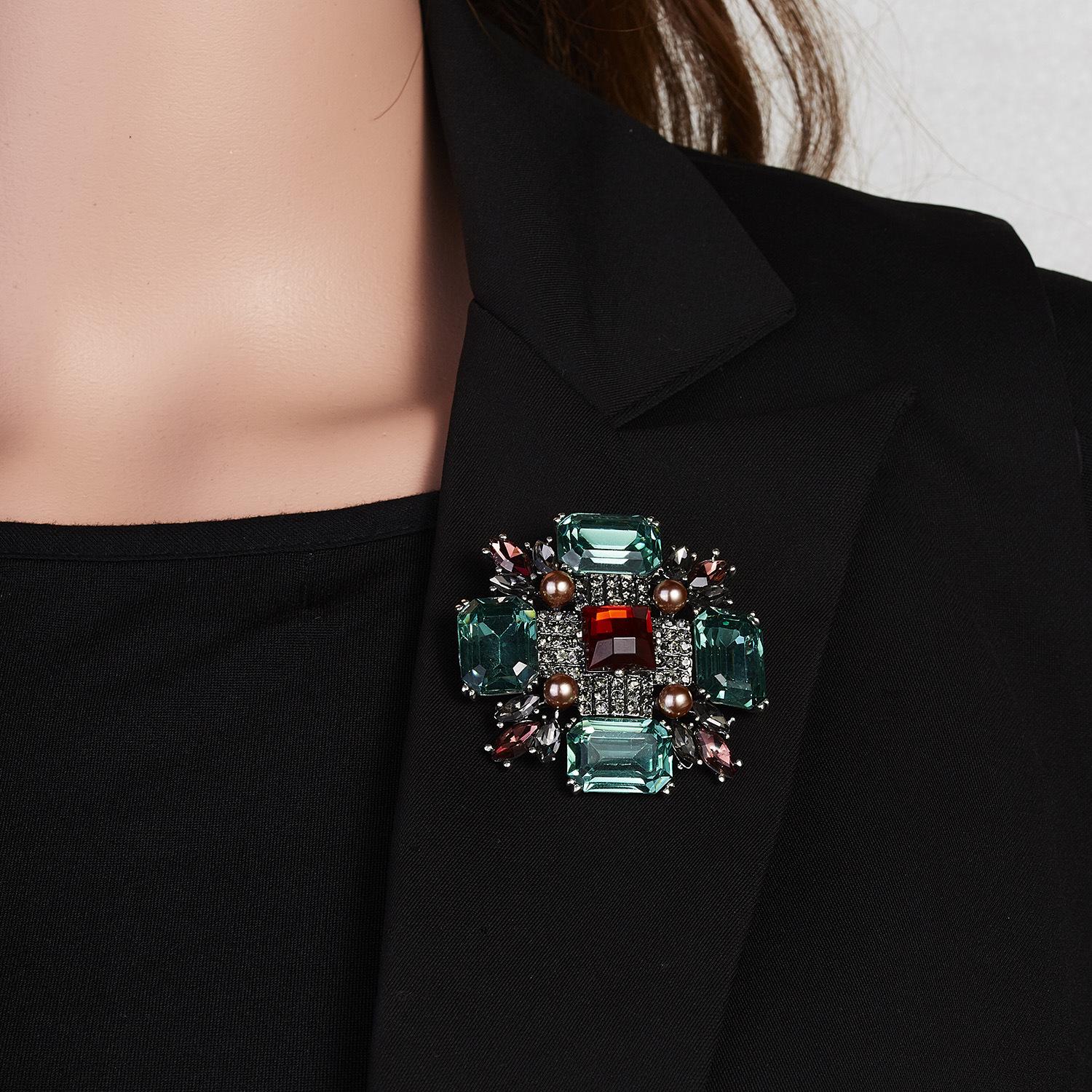 

Floral Rhinestone Pearl Geometric Brooch