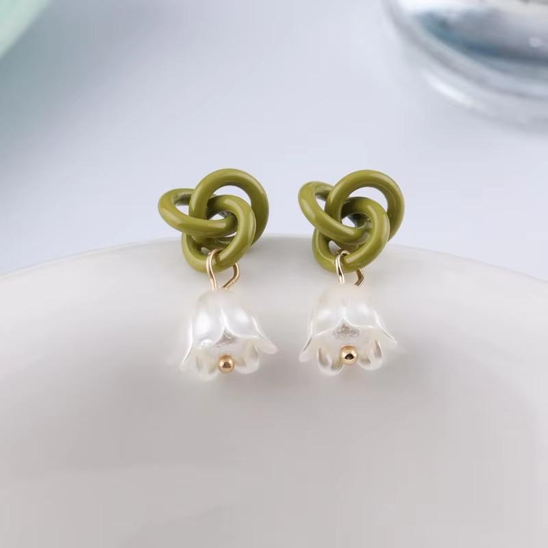 New Flower Hanging Earrings White Enamel Floral Acrylic Petals Crystal Imitation Pearl Dangle Earrings for Women brincos