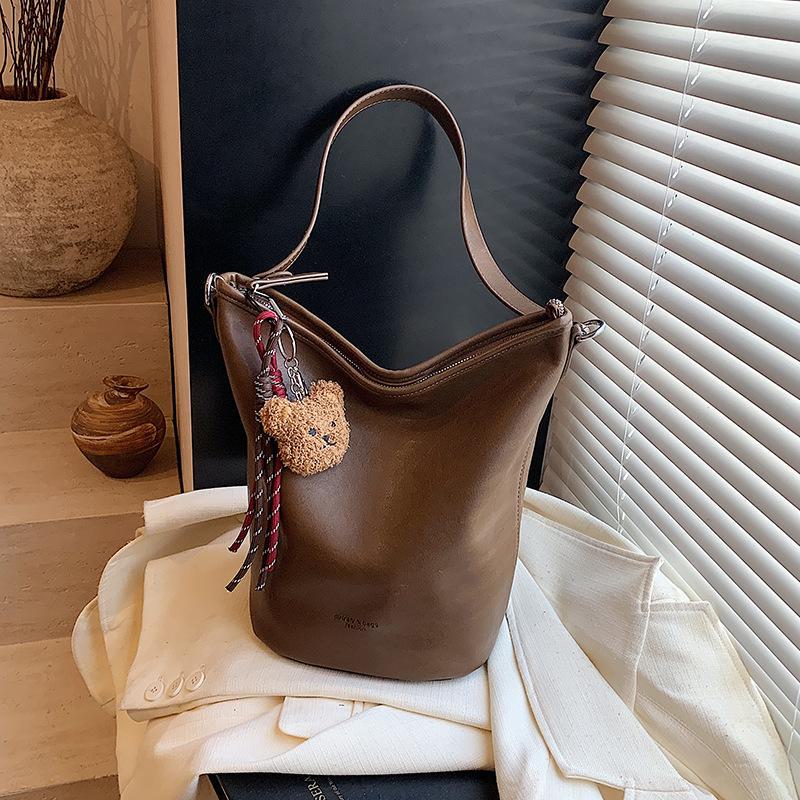 Korean Retro Niche 2025 Women's Underarm Bucket Bag – Simple, Trendy Shoulder Bag for Commuting