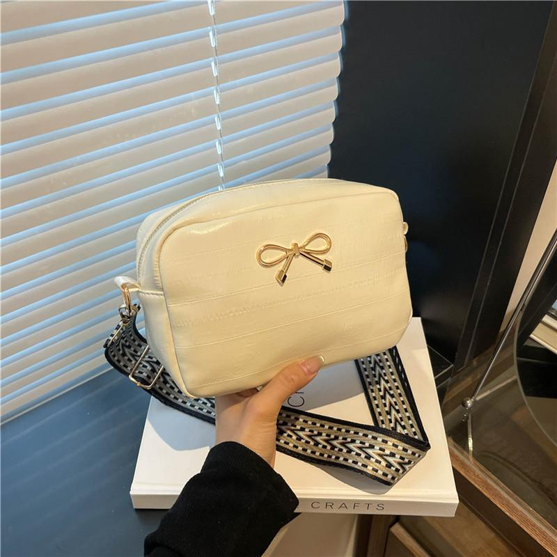 

Korean sweet casual shoulder axillary bag 2025 new simple solid color bow messenger bag personalized ins small square bag