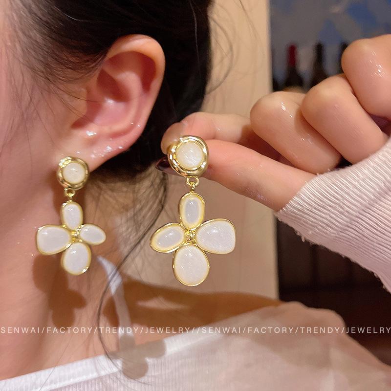 Autumn and winter Maillard coffee flower earrings 2026 light luxury niche atmospheric stud earrings