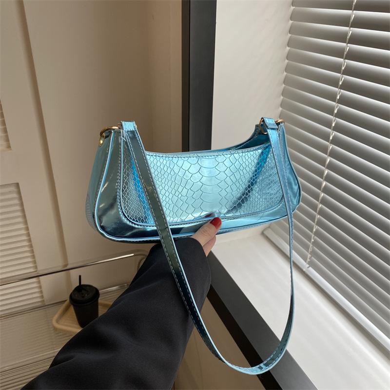 

Осінній новий нішевий дизайн 2024 року, модна невелика квадратна сумка під пахвами, персоналізована портативна сумка через плече, лакована шкіряна сумка з візерунком крокодила синій