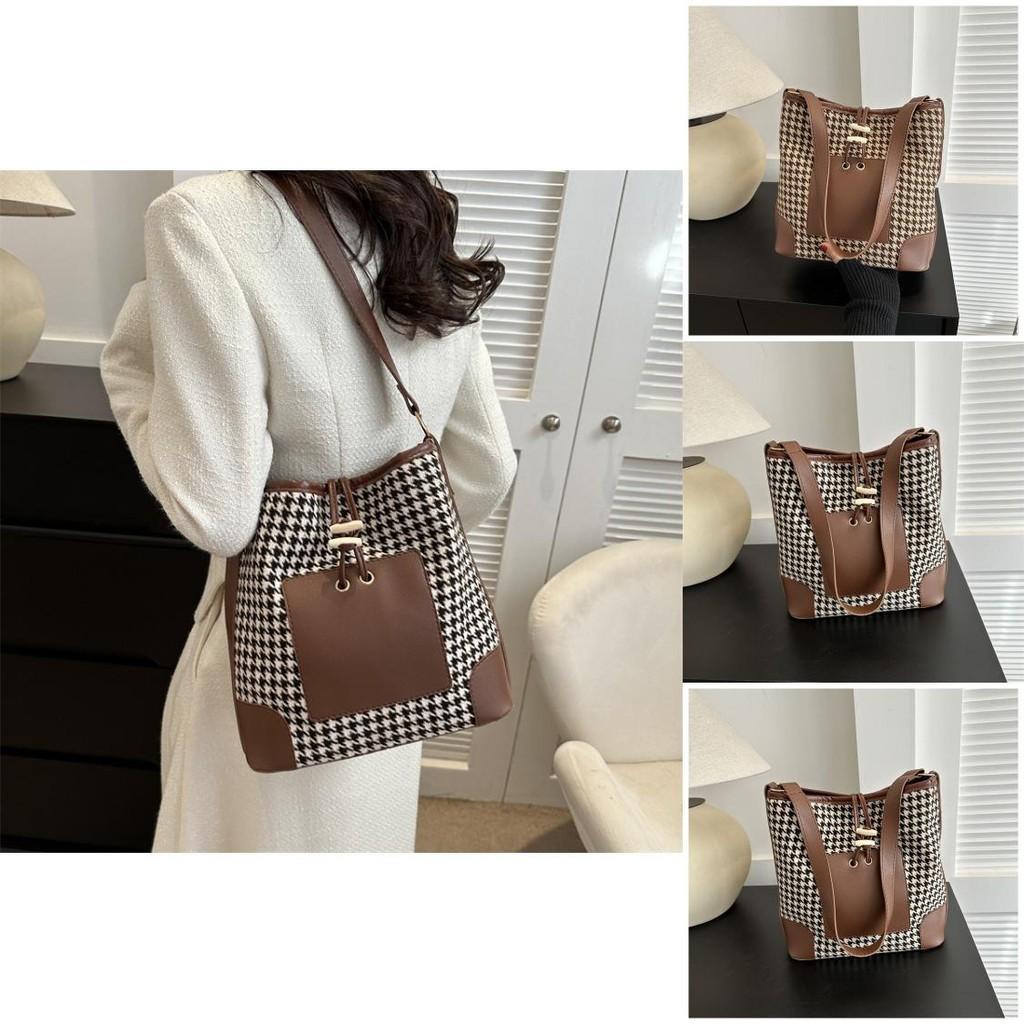 Stylish Soft Nylon Bucket Bag With Zipper Closure For Trendy Street Look