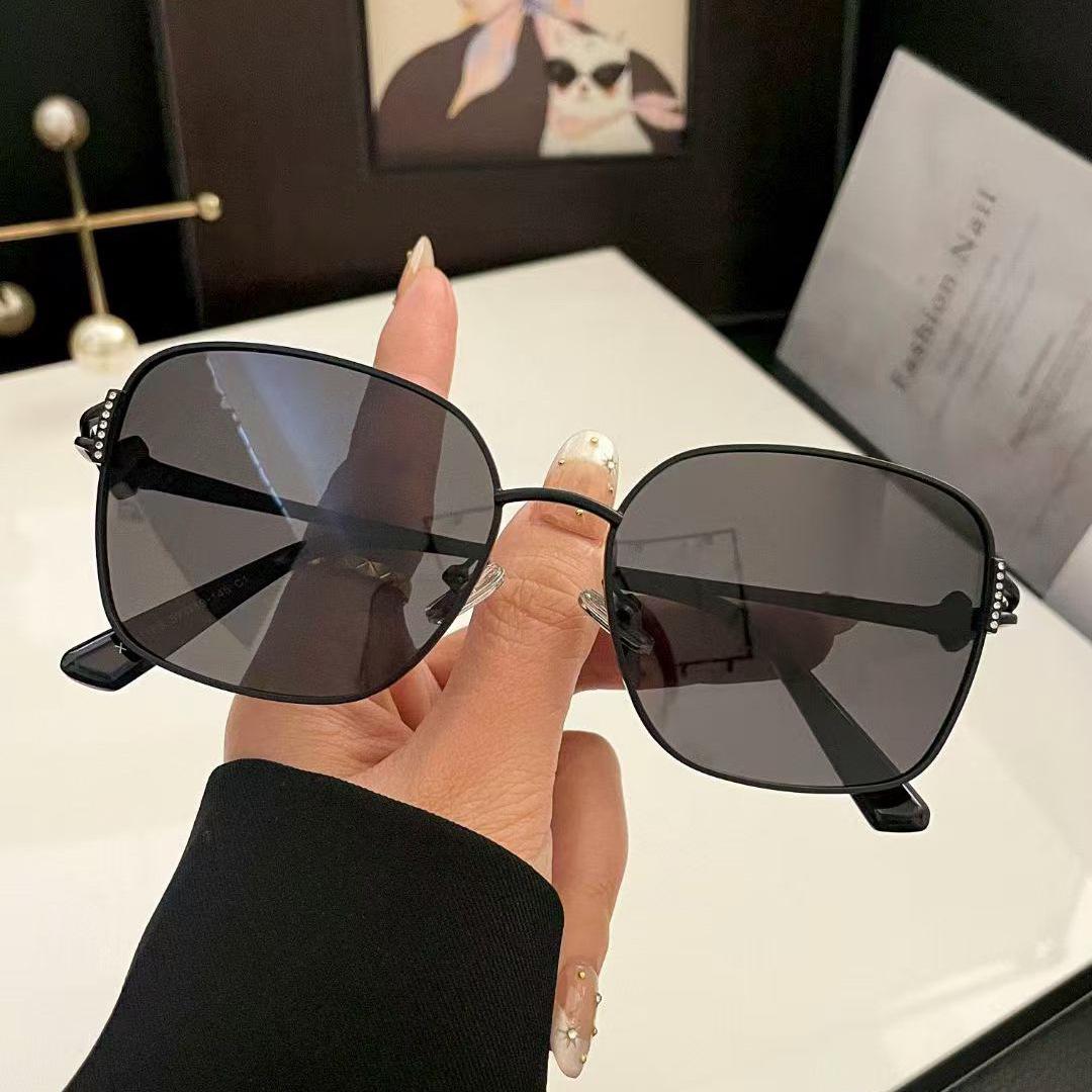 

2026 High-End Rhinestone Inlaid Polarized Sunglasses with Metal Frame, Anti-UV Protection, Large Square Style Makes Face Look Smaller