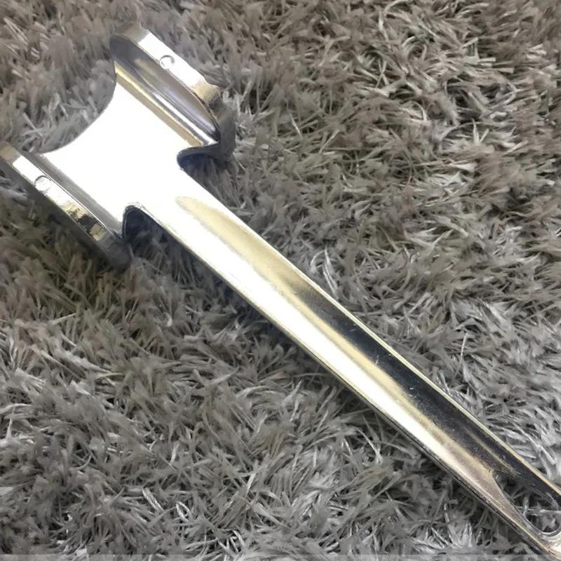 Attendrisseur de viande double face en alliage d'aluminium, outil de cuisine robuste et durable.