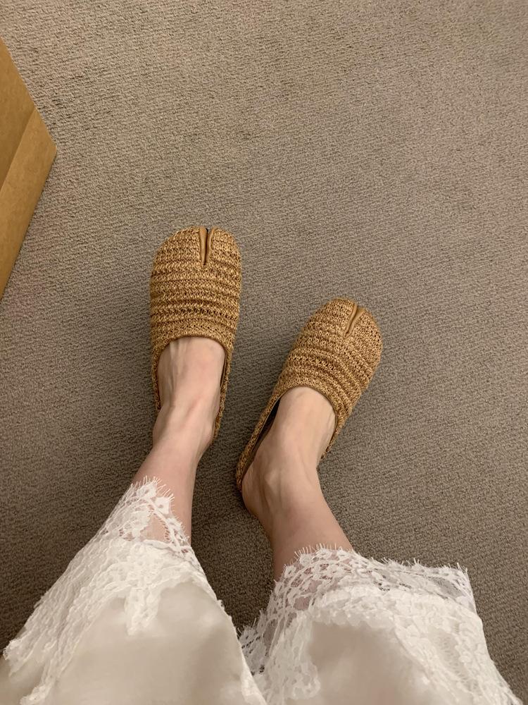 

French flat-bottomed bag head half slippers women s summer wear 2025 new woven breathable split-toe shoes cool slippers are not tired 40