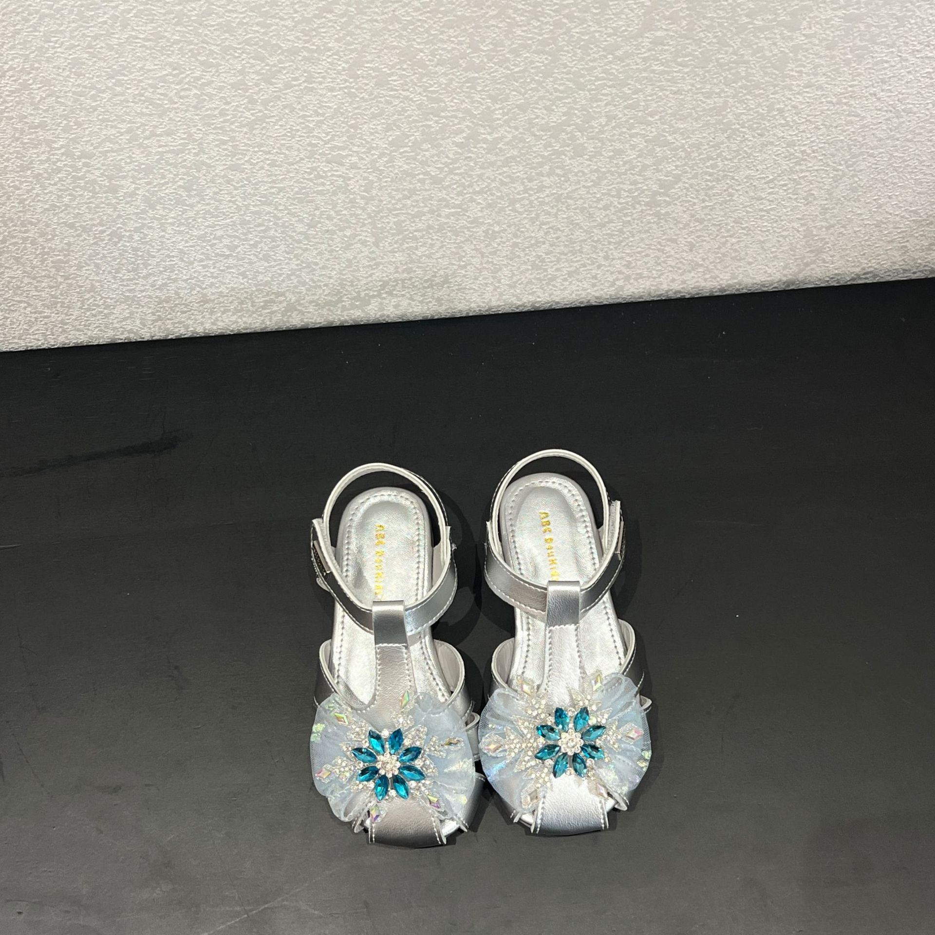 Girls princess shoes summer new sweet shiny flower princess sandals foreign style Velcro children s shoes 26