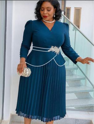 Robe longue évasée bleu marine à col en V et manches longues pour femmes grande taille, cintrée à la taille et élégante avec une jupe plissée