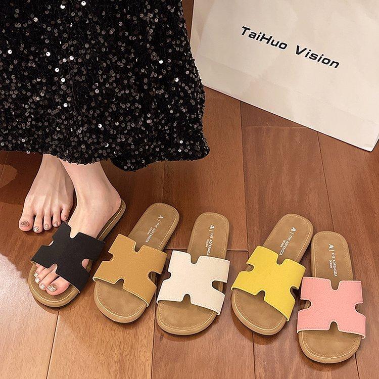 Flat-bottomed Slippers Women's Outer Wear 2025 Summer New Stepping On Shit Soft Bottom Retro Beach Beautiful One-word Small Cool Slippers