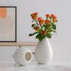 Weiße minimalistische Keramik-Dekorationsvase mit frischen Blumen Wohnzimmer Eingang Schreibtisch Blumenarrangement Dekoration Vasen