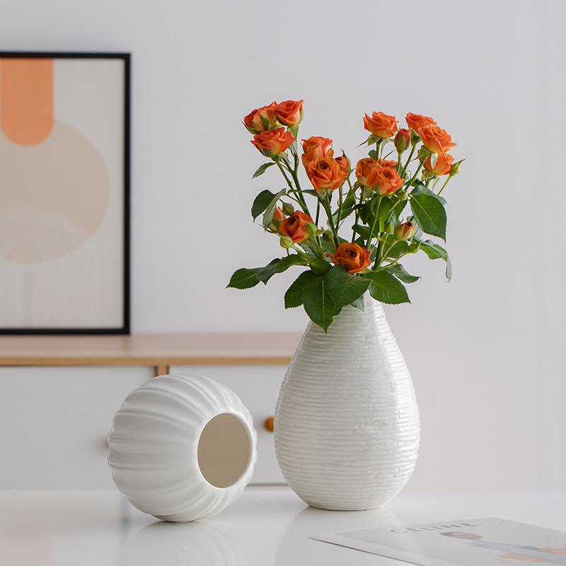 Weiße minimalistische Keramik-Dekorationsvase mit frischen Blumen Wohnzimmer Eingang Schreibtisch Blumenarrangement Dekoration Vasen