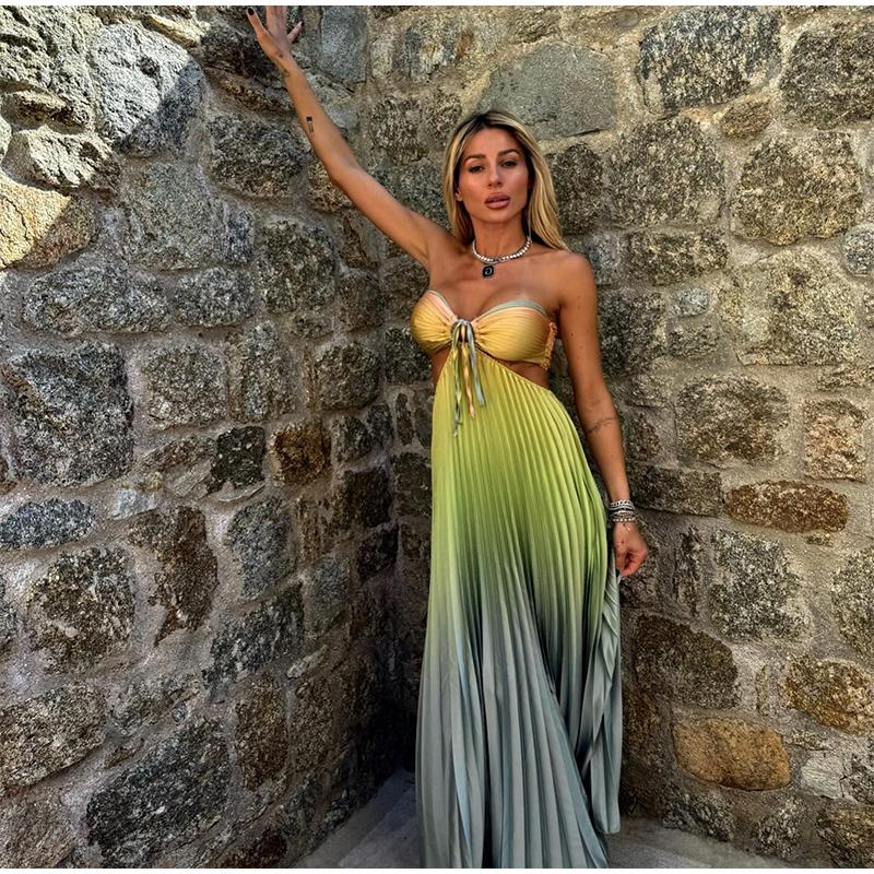 Летнее градиентное плиссированное женское платье с бретельками через шею без рукавов — фото 9