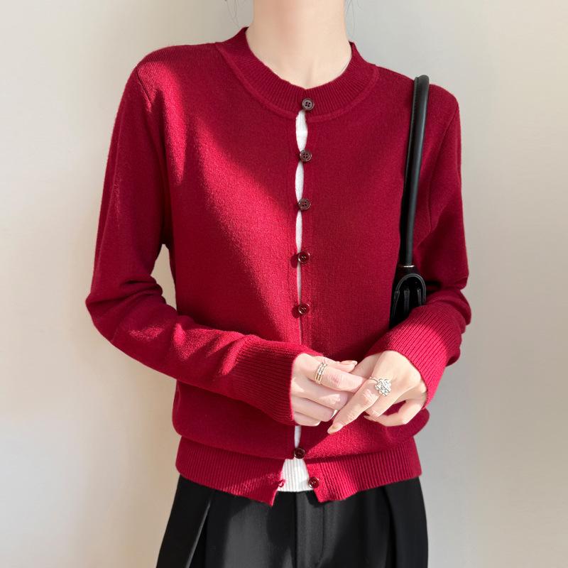 A New Gentle and Laid-back Top for Women In Early Spring with A Knitted Base Cardigan