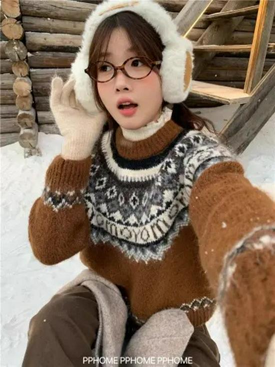 Retro Red Winter Sweater, Diamond Pattern Color Block Heavy Knit Top