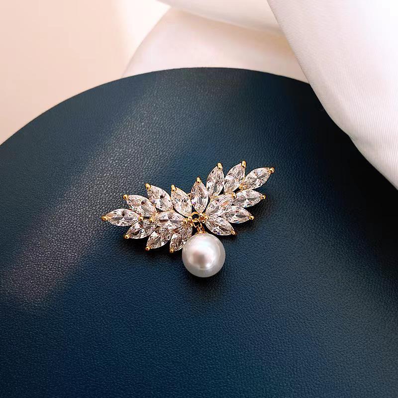 Exquisite Retro European & American Style Brooch: Unique Vintage Fashion Pin for Women - Elegant Oil Drop Design.