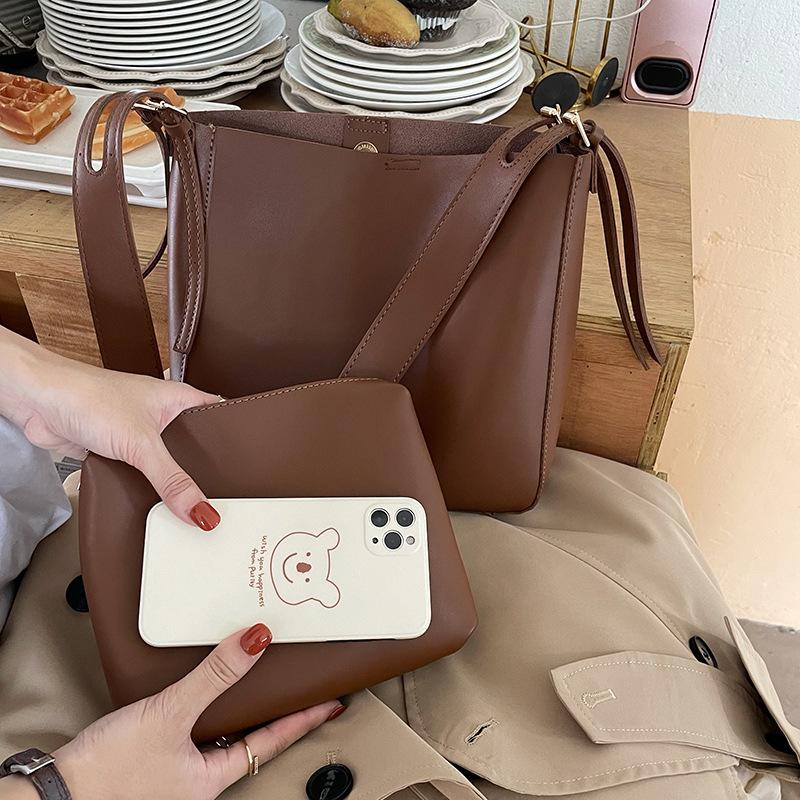 Retro Large Capacity Bag for Women New Trendy and Fashionable Bucket Bag French Niche Underarm Bag Versatile Crossbody Bag
