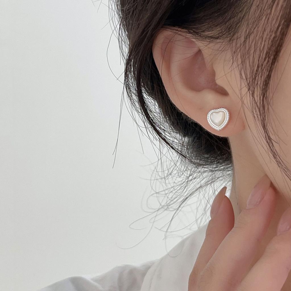 Earrings Niche Design High-end Sense Small Shell Love Stud Earrings French Earrings Ear Buckle Women's Earrings
