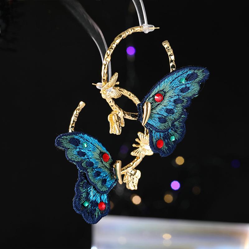 

Винтажная ткань вышивка инкрустированная бриллиантами бабочка круг серебряные игольчатые серьги мода нишевый темперамент элитные геометрические серьги женщины золотой