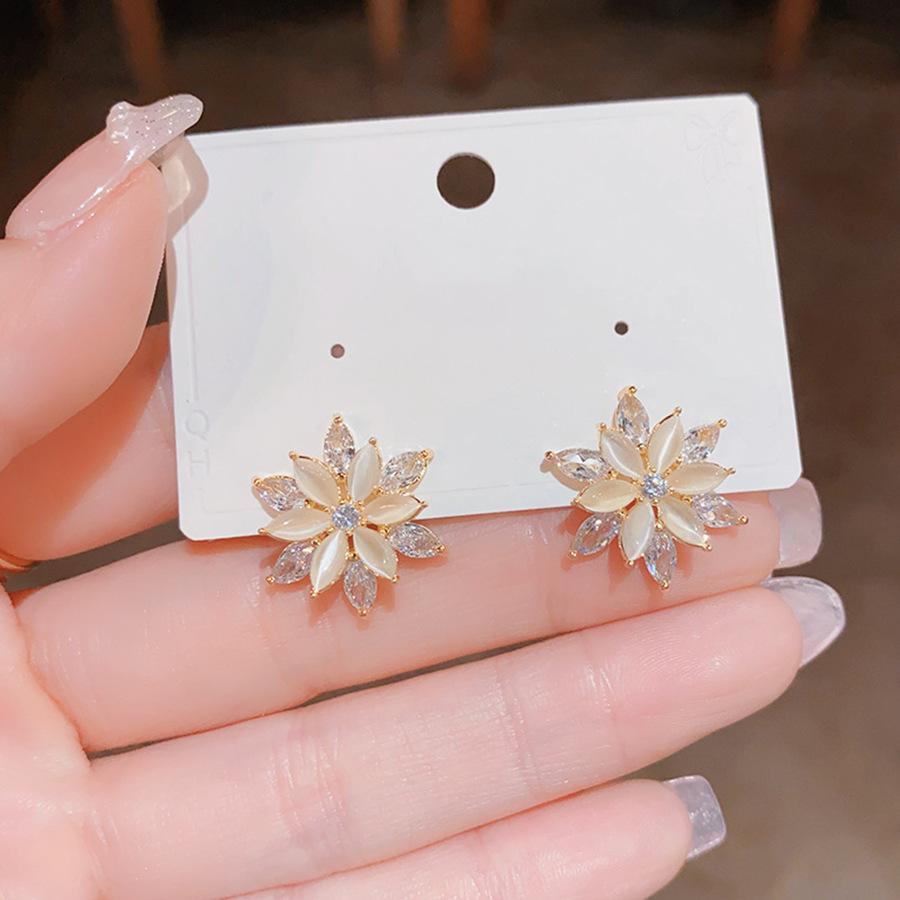 Silver Needle Zircon Cat's Eye Flower Stud Earrings Fashion Super Flash High-end Temperament Earrings Small Exquisite Design Earrings Women
