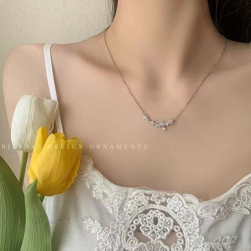 Hot-selling Autumn and Winter Versatile Collarbone Chain Star Necklace Female Niche Design Collarbone Simple and Cold Accessories