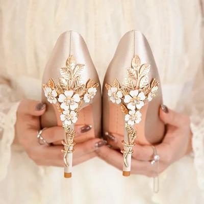 Dames Metalen Bloemen Stiletto Hoge Hak Schoenen Vrouwelijk Licht Luxe Sexy Mode Bruiloftsschoenen Puntige Neus Satijn Enkele Schoenen