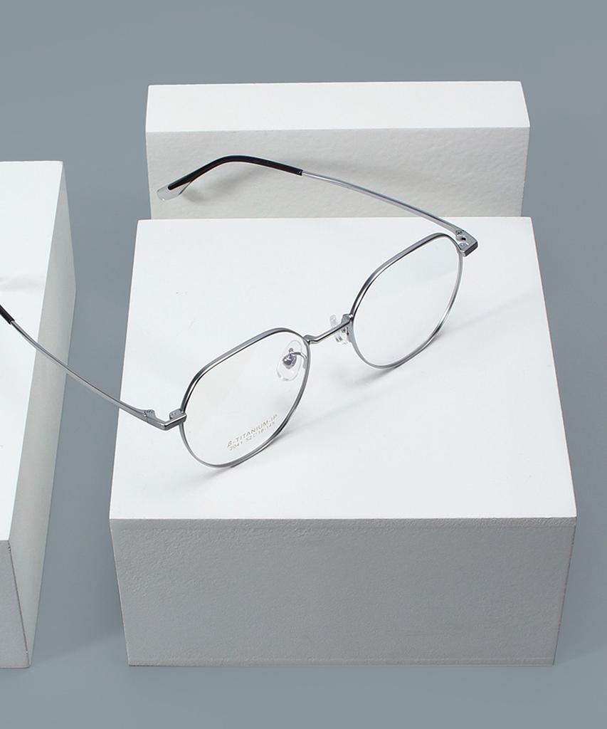 Lingkeonpeuleim 2041 Titanium Eyeglass Frame Silver Black