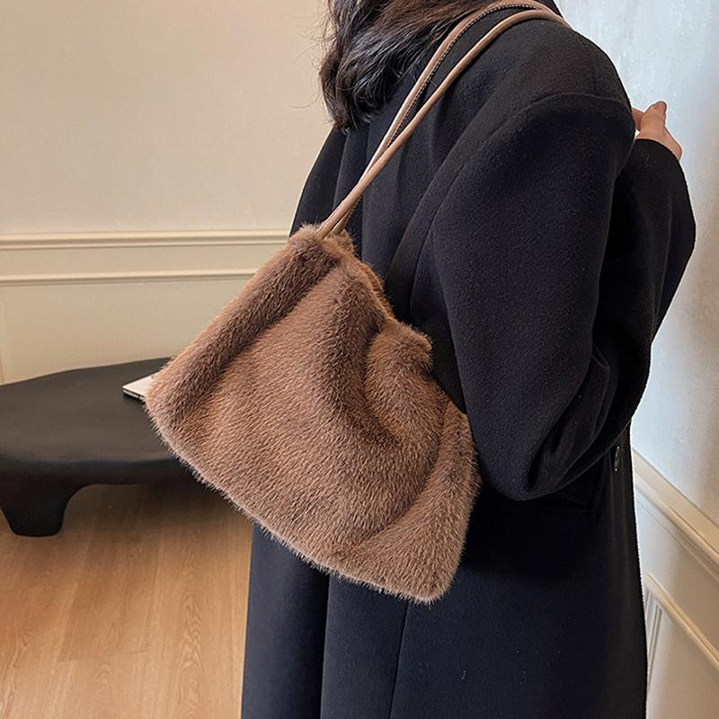 New Plush Bucket Bag for Autumn and Winter, Women's High-end Texture Niche Design Commuter Handbag