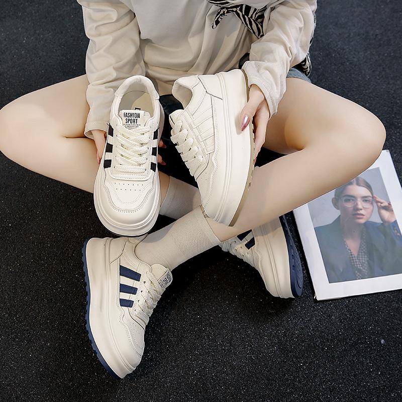 Xiaobai women's shoes women's 2025 autumn new versatile casual board shoes autumn super fire breathable thick-soled shoes