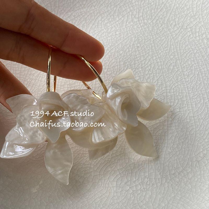 

Niche Style Studio Retro Orchid Design Sense Earrings White pair